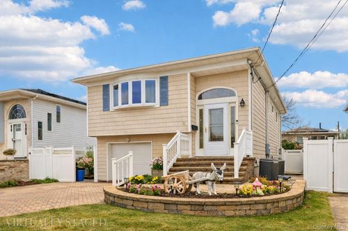 108 Lee Ave, Babylon, NY, 11702-3634 | Card Image