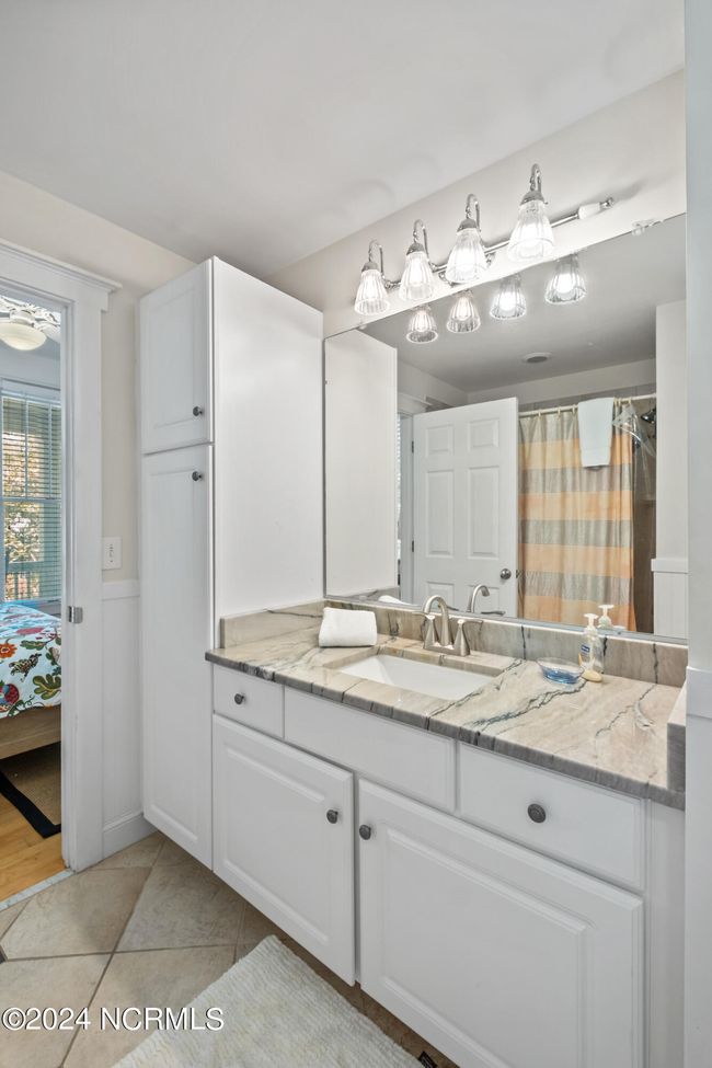SHARED BATH | Image 22