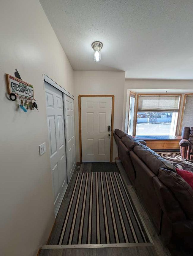 641 6 Street Se, Home with 5 bedrooms, 2 bathrooms and 6 parking in Redcliff AB | Image 3