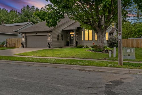 2019 Sandalwood Dr, Onalaska, WI, 54650-8733 | Card Image