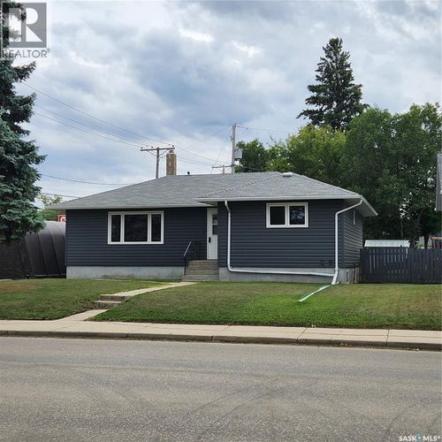 911 Grace St, Moose Jaw, SK, S6H3B9 | Card Image