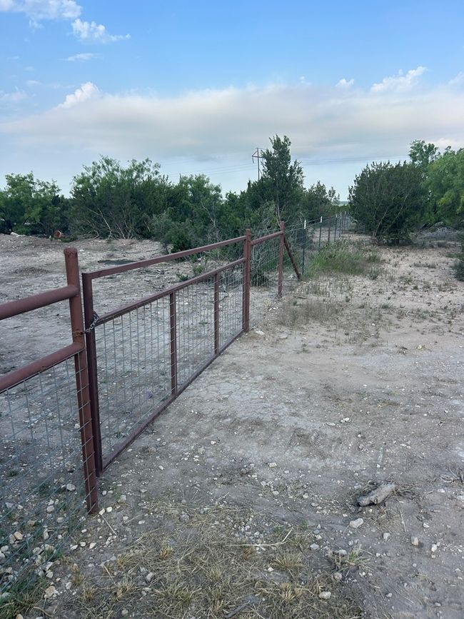 Fenced and cross-fenced. | Image 33