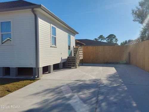 6621 N Rampart St, Arabi, LA, 70032-1228 | Card Image