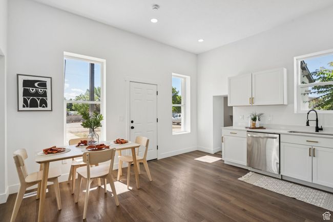 Big kitchen Area with Outdoor Access | Image 8