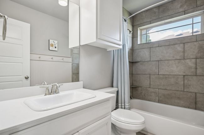 Full size bath between two of the upstairs bedrooms. | Image 16