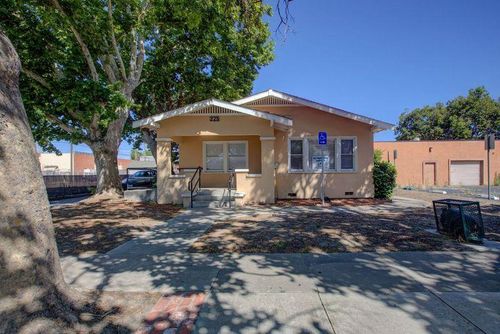 325 Mitchell Ave, Turlock, CA, 95380-4039 | Card Image