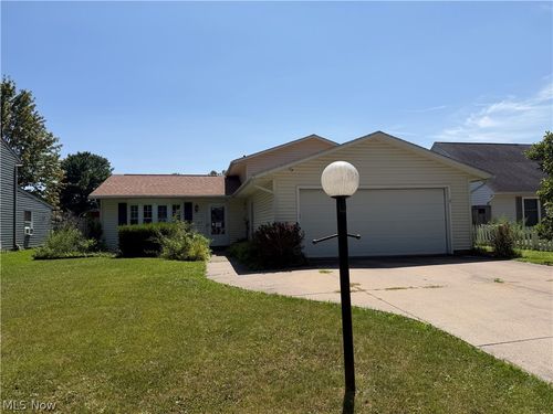 615 Bowling Green Cir, Elyria, OH, 44035-7221 | Card Image