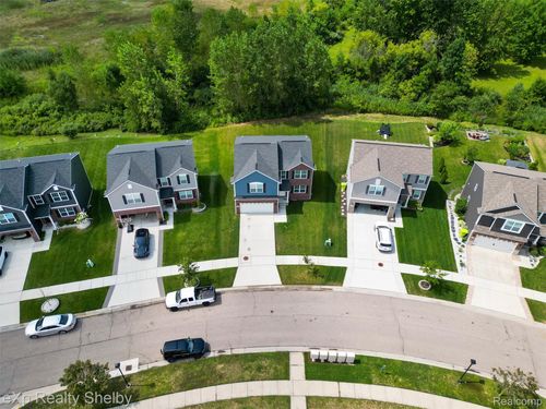 58725 Westmoore Cir, New Haven, MI, 48048-2799 | Card Image