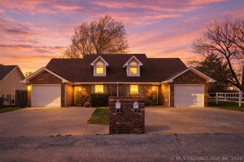 827 N Thompson St, Vinita, OK, 74301-2115 | Card Image