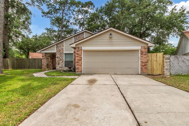 The driveway and walkway was recently power washed. | Image 43