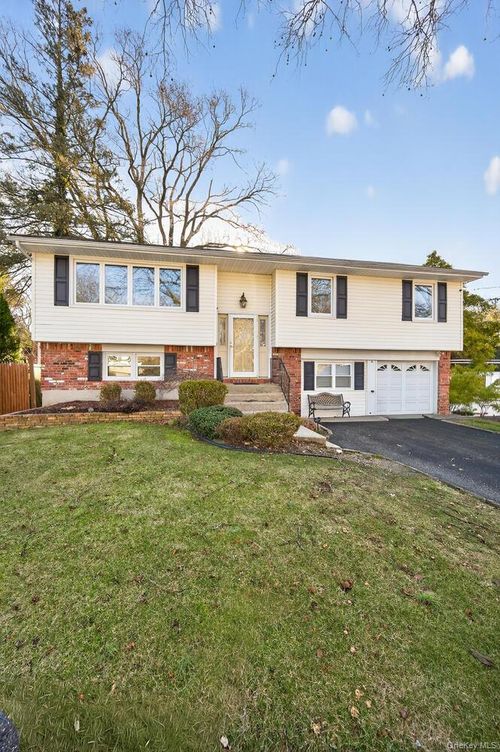 8 Stern Ct, Huntingtn Sta, NY, 11746-1362 | Card Image