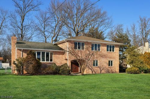 372 Willow Way, Clark, NJ, 07066-2735 | Card Image