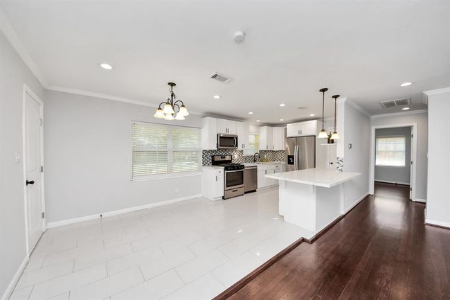 Dining, Kitchen, and Breakfast Bar Seating | Image 8