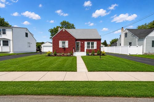 17 Heathcote Rd, Lindenhurst, NY, 11757-1618 | Card Image