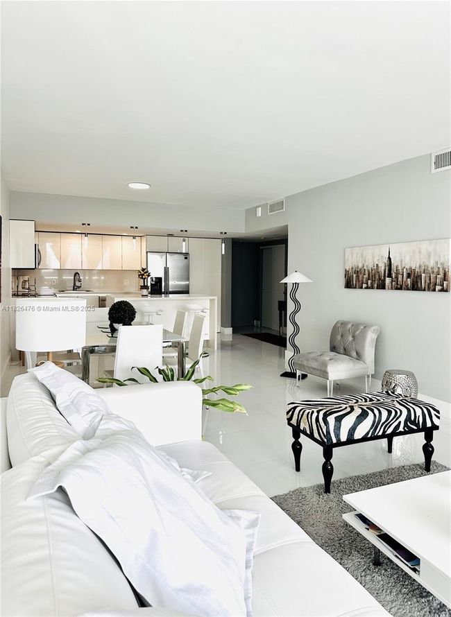 APT-911 - 19390 Collins Ave, Condo with 2 bedrooms, 1 bathrooms and null parking in Sunny Isles Beach FL | Image 6