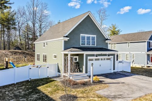 50 Clover Lane, Londonderry, NH, 03053 | Card Image