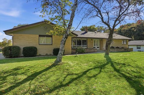 W215N10122 Hickory Dr, Colgate, WI, 53017-9509 | Card Image