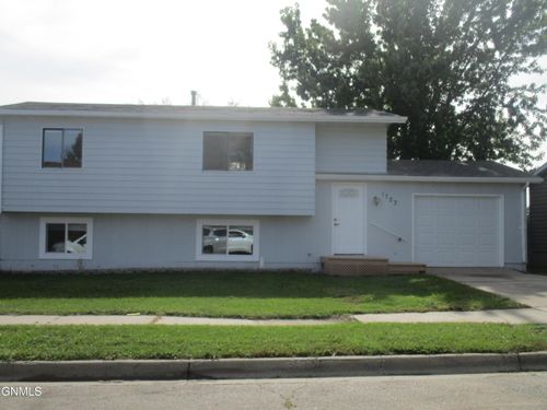 1723 30th St W, Williston, ND, 58801-2305 | Card Image