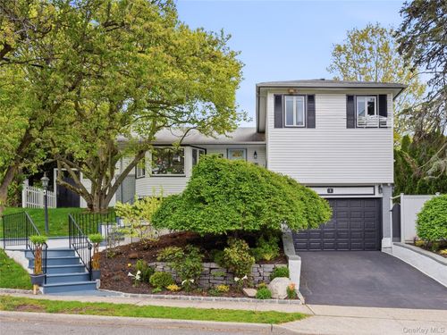 1 White Oak Dr, Port Washington, NY, 11050-4215 | Card Image
