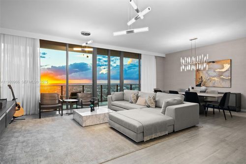 ph5904-1000 Brickell Plz, Miami, FL, 33131-3833 | Card Image