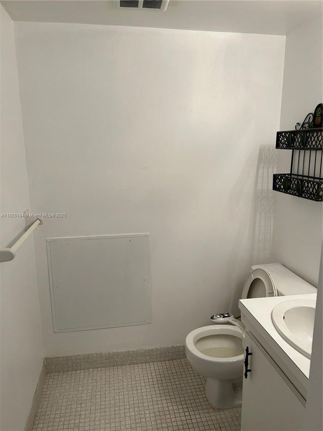 APT-205 - 4154 Inverrary Dr, Condo with 1 bedrooms, 2 bathrooms and null parking in Lauderhill FL | Image 17