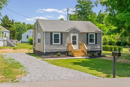 303 Park Ln, Clarksville, TN, 37042-6424 | Card Image