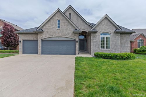 18277 Crenshaw Dr, Macomb, MI, 48042-1724 | Card Image