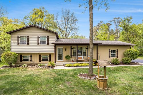 8450 Pineview Lake Dr, Linden, MI, 48451-9770 | Card Image