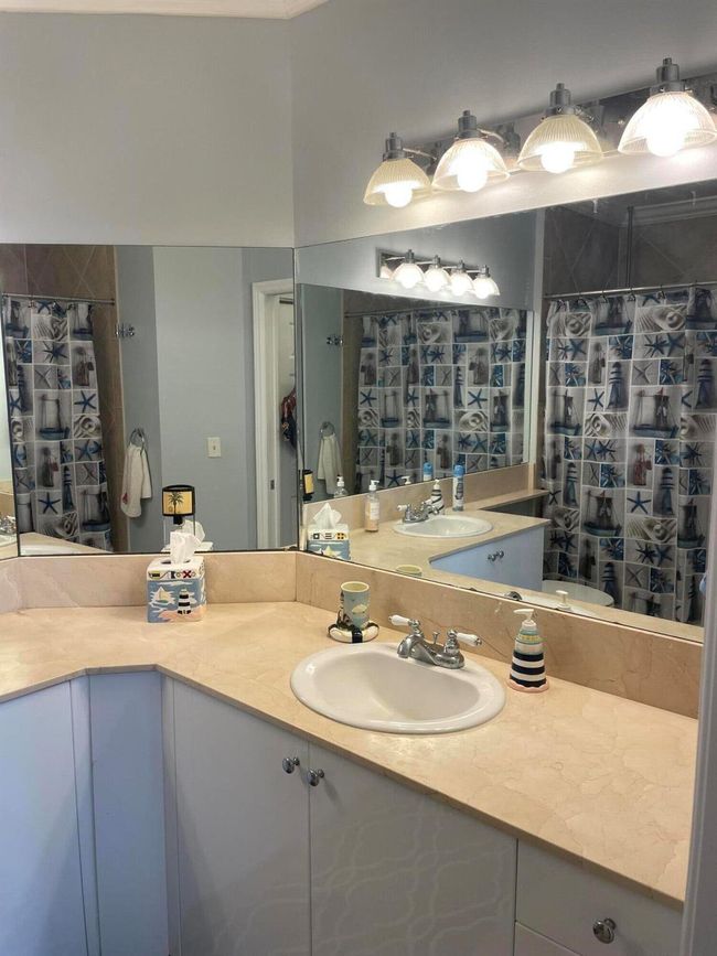 APT-623 - 806 E Windward Way, Condo with 2 bedrooms, 2 bathrooms and null parking in Lantana FL | Image 11