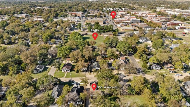 305 W Waco St, Home with 5 bedrooms, 3 bathrooms and 6 parking in Ennis TX | Image 25