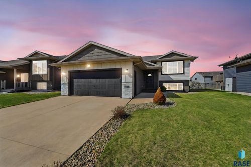 3021 S Keyrell Dr Drive, Sioux Falls, SD, 57106-7304 | Card Image