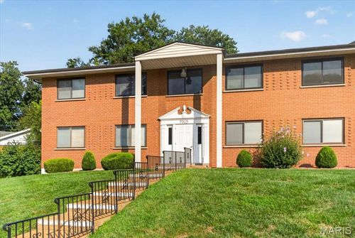 2-7915 Camelot Ln, Saint Louis, MO, 63123-1953 | Card Image