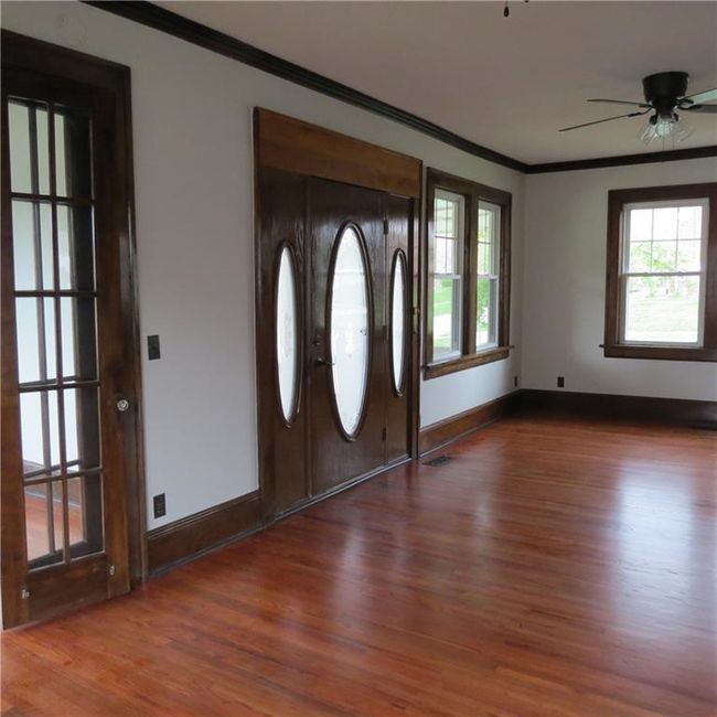 Entry/ living room | Image 25