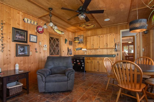The wet bar makes it easy entertaining in the porch | Image 19