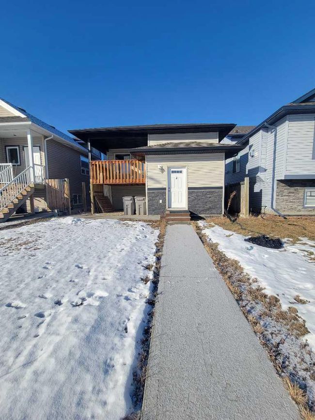 11542 76 Avenue, Home with 5 bedrooms, 2 bathrooms and 4 parking in Grande Prairie AB | Image 1