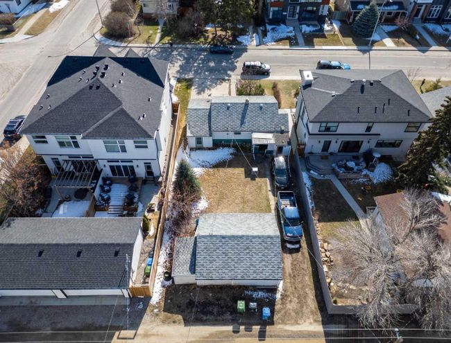 4508 21 Avenue Avenue Nw, Home with 2 bedrooms, 1 bathrooms and 4 parking in Calgary AB | Image 4