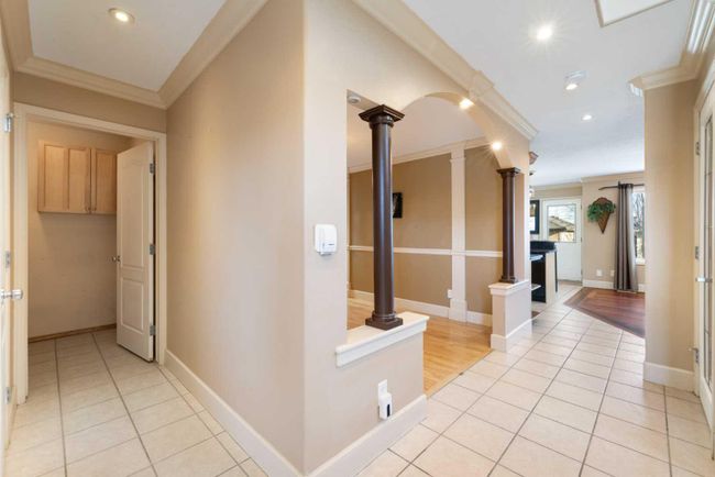 41 Valley Crest Close Nw, Home with 3 bedrooms, 3 bathrooms and 4 parking in Calgary AB | Image 5