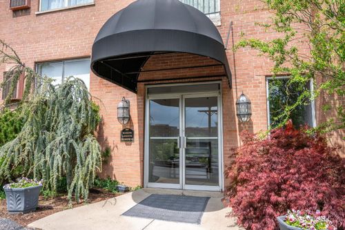 880 Rue De La Paix, Cincinnati, OH, 45220-1071 | Card Image