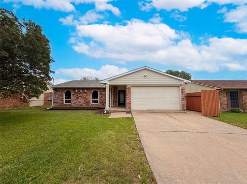 7444 Sandhurst Ln S, North Richland Hills, TX, 76182-4527 | Card Image