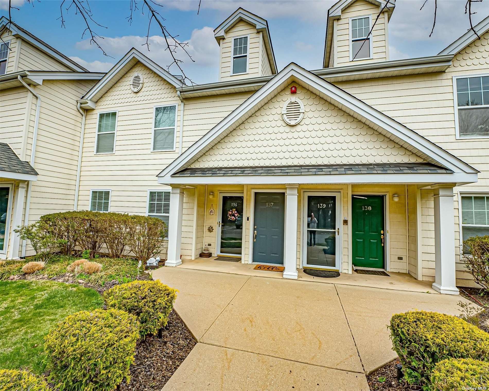 Brattle Cir, Melville, NY 11747
