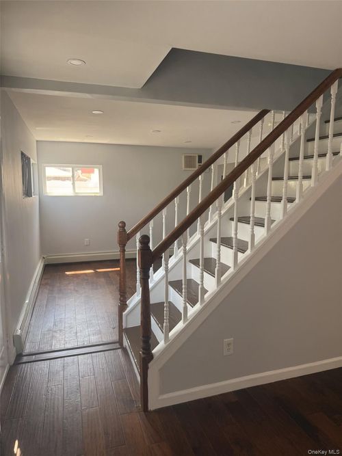 27 Apollo Ln, Hicksville, NY, 11801-4435 | Card Image