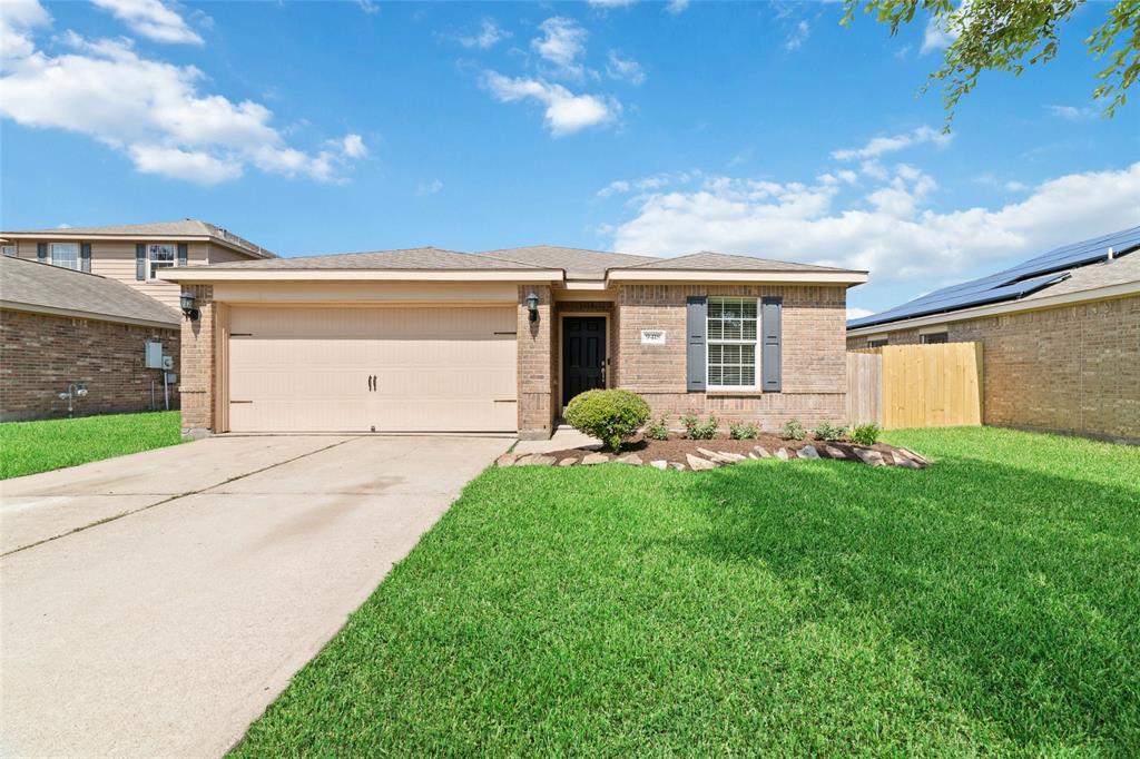 White Diamond Ln, Rosharon, TX 77583