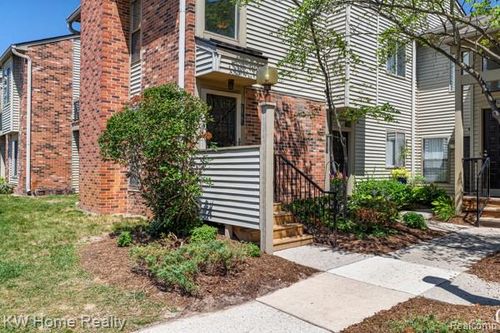 78-20791 Indian Creek Dr, Farmington Hills, MI, 48335-5503 | Card Image