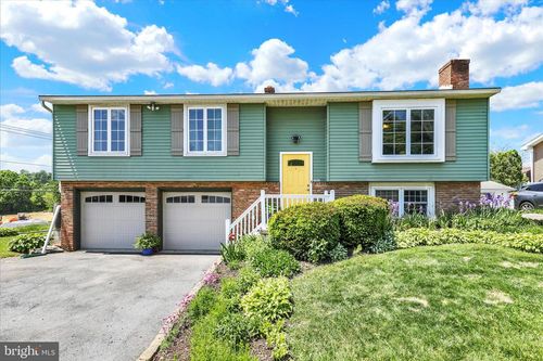 925 Hearthstone Ln, READING, PA, 19608-9411 | Card Image