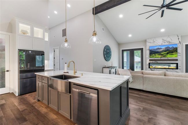 Extra large island in kitchen | Image 18