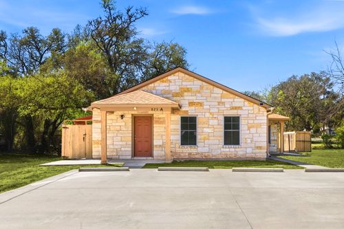 a-823 N Commerce St, Lockhart, TX, 78644-1813 | Card Image