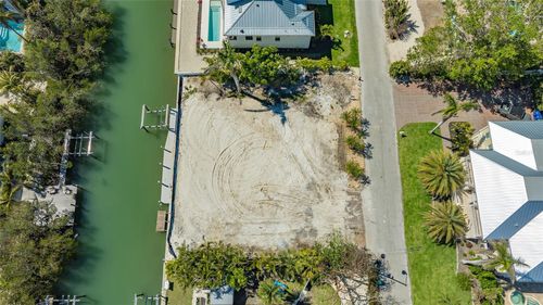 592 Juan Anasco Dr, LONGBOAT KEY, FL, 34228-1423 | Card Image