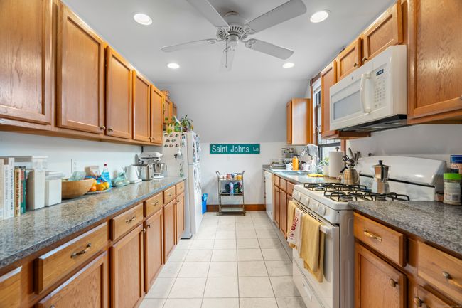 623 Whitney Ave, Home with 21 bedrooms, 13 bathrooms and 12 parking in New Haven CT | Image 32