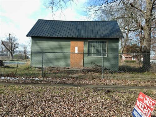 305 S Main St, Sandoval, IL, 62882-1203 | Card Image