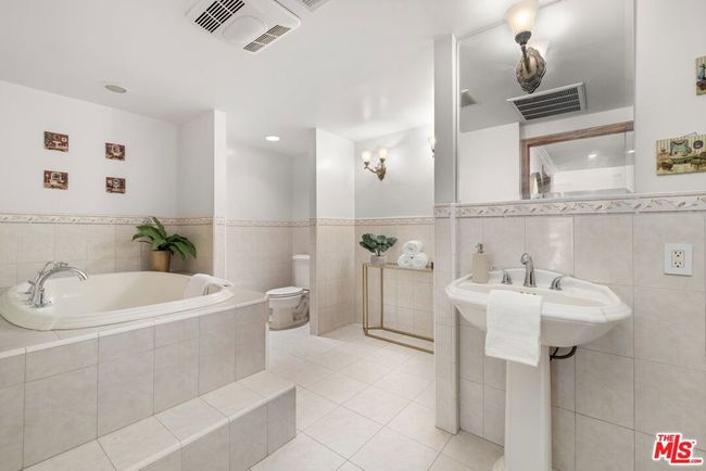 UNIT-406 - 318 N Maple Dr, Condo with 2 bedrooms, 3 bathrooms and 2 parking in Beverly Hills CA | Image 30